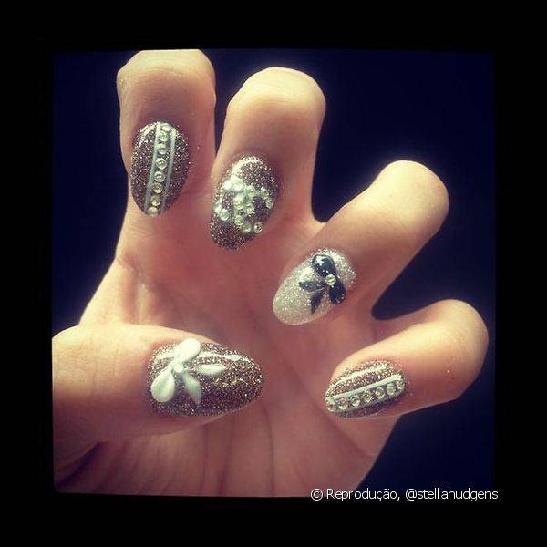 Stella Hudgens usou esmalte metalizado, pedrarias e um laço para compor sua nail art